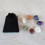 Set aus Steinen für die 7 Chakren im Velourbeutel