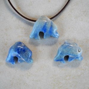Blauquarz Anhänger Delphin gebohrt