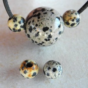 Dalmatinerstein Kugel gebohrt 8 mm