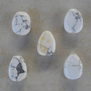 Magnesit Anhänger Trommelstein