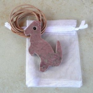 Rhodonit Dino mit Lederband
