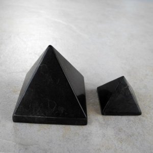 Schungit - Pyramide 50 mm