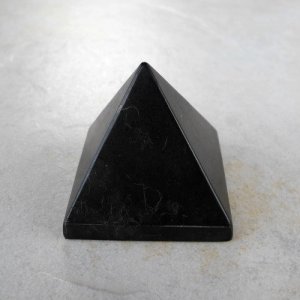 Schungit - Pyramide 50 mm