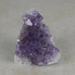 Amethyststück mit Standfläche ca. 7 x 8 x 8 cm