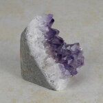 Amethyststück mit Standfläche ca. 7 x 8 x 8 cm