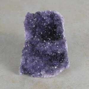 Amethyststück mit Standfläche ca. 7 x 7 x 7,5 cm