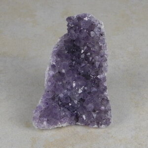 Amethyststück mit Standfläche ca. 7,5 x 8,5 x 10 cm