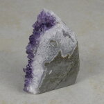 Amethyststück mit Standfläche ca. 6,5 x 6 x 9,5 cm