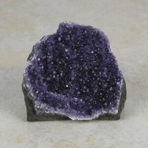 Amethyststück mit Standfläche ca. 8 x 5,5 x 7 cm