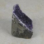Amethyststück mit Standfläche ca. 8 x 5,5 x 7 cm