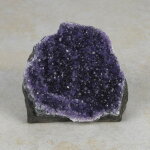 Amethyststück mit Standfläche ca. 8 x 5,5 x 7 cm