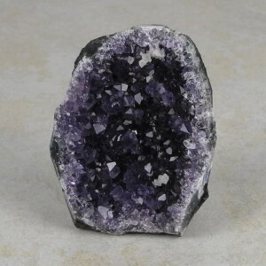 Amethyststück mit Standfläche ca. 7 x 5 x 9,5 cm