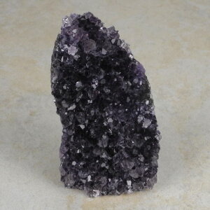 Amethyststück mit Standfläche ca. 7,5 x 4 x 15 cm