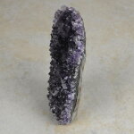 Amethyststück mit Standfläche ca. 7,5 x 4 x 15 cm