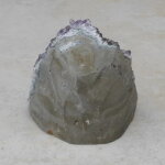 Amethyststück mit Standfläche ca. 9 x 6 x 10 cm