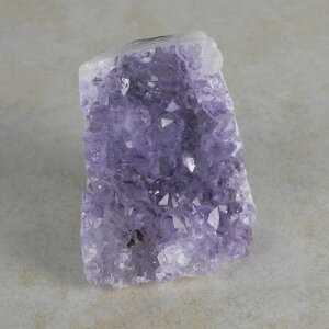 Amethyststück mit Standfläche ca. 6 x 6 x 8 cm