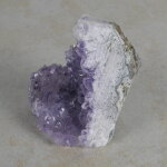 Amethyststück mit Standfläche ca. 6 x 6 x 8 cm