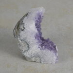 Amethyststück mit Standfläche ca. 6 x 6 x 8 cm