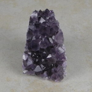 Amethyststück mit Standfläche ca. 5,5 x 7,5 x 7,5 cm