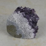 Amethyststück mit Standfläche ca. 5,5 x 7,5 x 7,5 cm