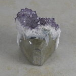 Amethyststück mit Standfläche ca. 7 x 7 x 6 cm