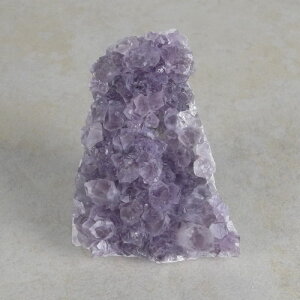 Amethyststück mit Standfläche ca. 6 x 7 x 9,5 cm