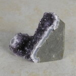 Amethyststück mit Standfläche ca. 10 x 4,5 x 9 cm