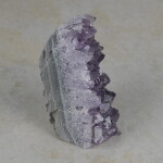 Amethyststück mit Standfläche ca. 6 x 5 x 9,5 cm