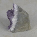 Amethyststück mit Standfläche ca. 7 x 6,5 x 8 cm