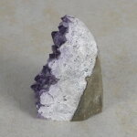 Amethyststück mit Standfläche ca. 5,5 x 6 x 8 cm