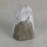 Amethyststück mit Standfläche ca. 5,5 x 6 x 8 cm