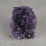 Amethyststück mit Standfläche ca. 6 x 7 x 7 cm