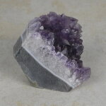 Amethyststück mit Standfläche ca. 6 x 7 x 7 cm