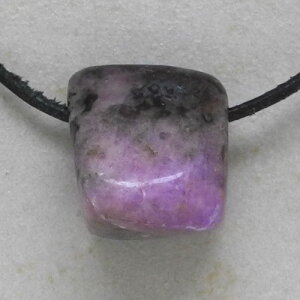 Sugilith Anhänger gebohrt, ca. 22 x 19 x 16 mm, Einzelstück
