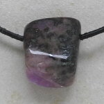 Sugilith Anhänger gebohrt, ca. 22 x 19 x 16 mm, Einzelstück