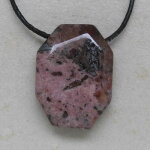 Sugilith Anhänger gebohrt, ca. 36 x 27 x 9 mm, Einzelstück