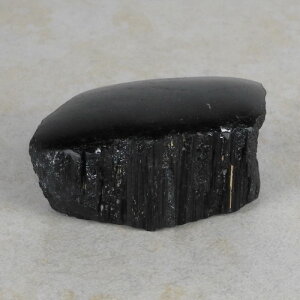 Schwarzer Turmalin / Schörl Anschliff, ca. 8 x 5,5 x 3,5 cm