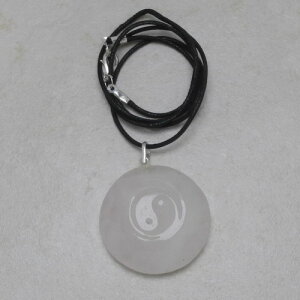 Rosenquarz Yin & Yang Anhänger mit Stoffband