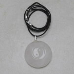 Rosenquarz Yin & Yang Anhänger mit Stoffband