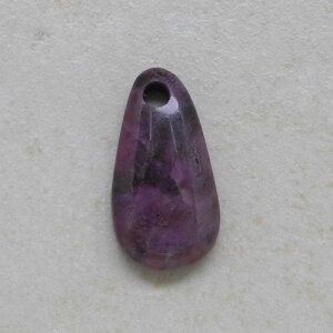 Sugilith Anhänger frontgebohrt, ca. 29 x 15 x 6 mm, Einzelstück