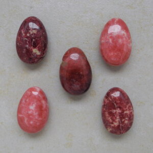 Thulit Anhänger Trommelstein