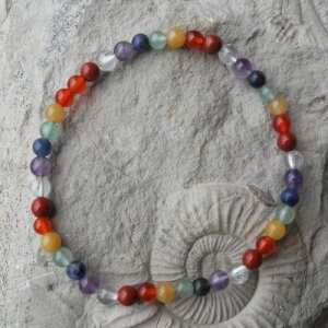 Kugelarmband aus Steinen für die 7 Chakren 4 mm