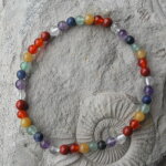 Kugelarmband aus Steinen für die 7 Chakren 4 mm