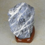 Sodalith Rohstein mit Holzsockel - Einzelstück