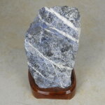 Sodalith Rohstein mit Holzsockel - Einzelstück