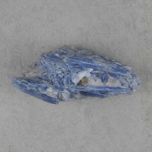 Kyanit Rohstein, ca. 10 x 4 x 4 cm