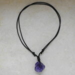 Amethyst Rohstein am Band