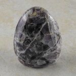 Amethyst Freeform mit Standfläche, ca. 46 x 80 x 106 mm