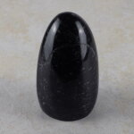 schwarzer Turmalin Freeform mit Standfläche, ca. 60...