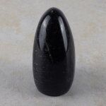 schwarzer Turmalin Freeform mit Standfläche, ca. 60 x 50 x 99 mm